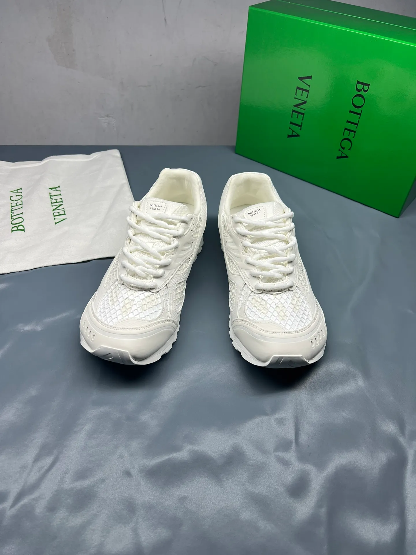 👟👟Ex-factory price 600👟👟 Men's size +10 Real photos 🔥🔥BV Orbit sneakers Wang Yibo's same style couple's dad shoes Runner sneakers, made of lightweight technical mesh fabric. Matched with geometric pattern designed rubber outsole Wang Zha series high version Look for the package craftsmanship The actual height is much higher, but the legs are still slim. Very nice and playable and durable Matching to the standard 💯 Package shoe technology Look for the high version The outsole is made of color-blocked TPU outsole Women's model 35 36 37 38 39 40 41 (40 41 customized) Men's model 39 40 41 42 43 44 45. (Customized size 45) (Customer logo can be accepted without refund or exchange at a favorable price) Equipped with original packaging